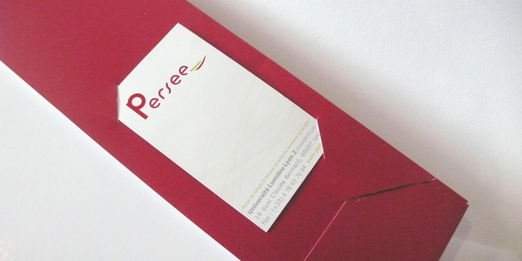 Gros plan sur l'encart de carte de visite de la pochette Persée