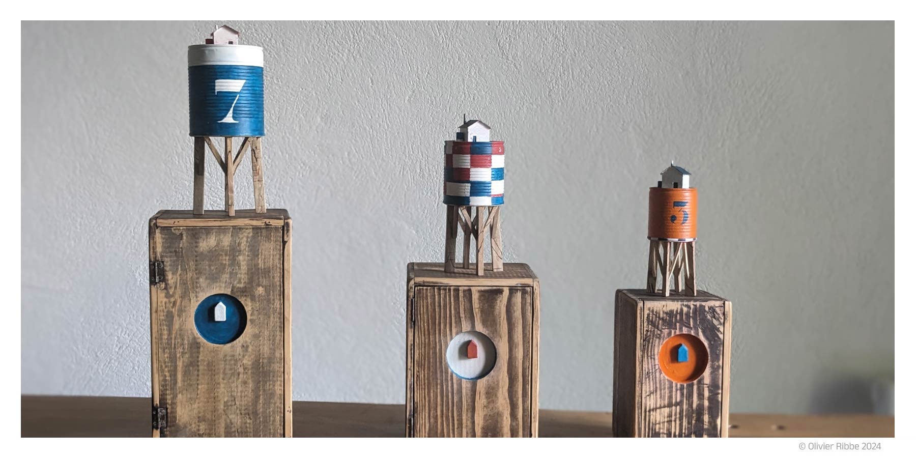 Trois objets d'art sur le thème des balises