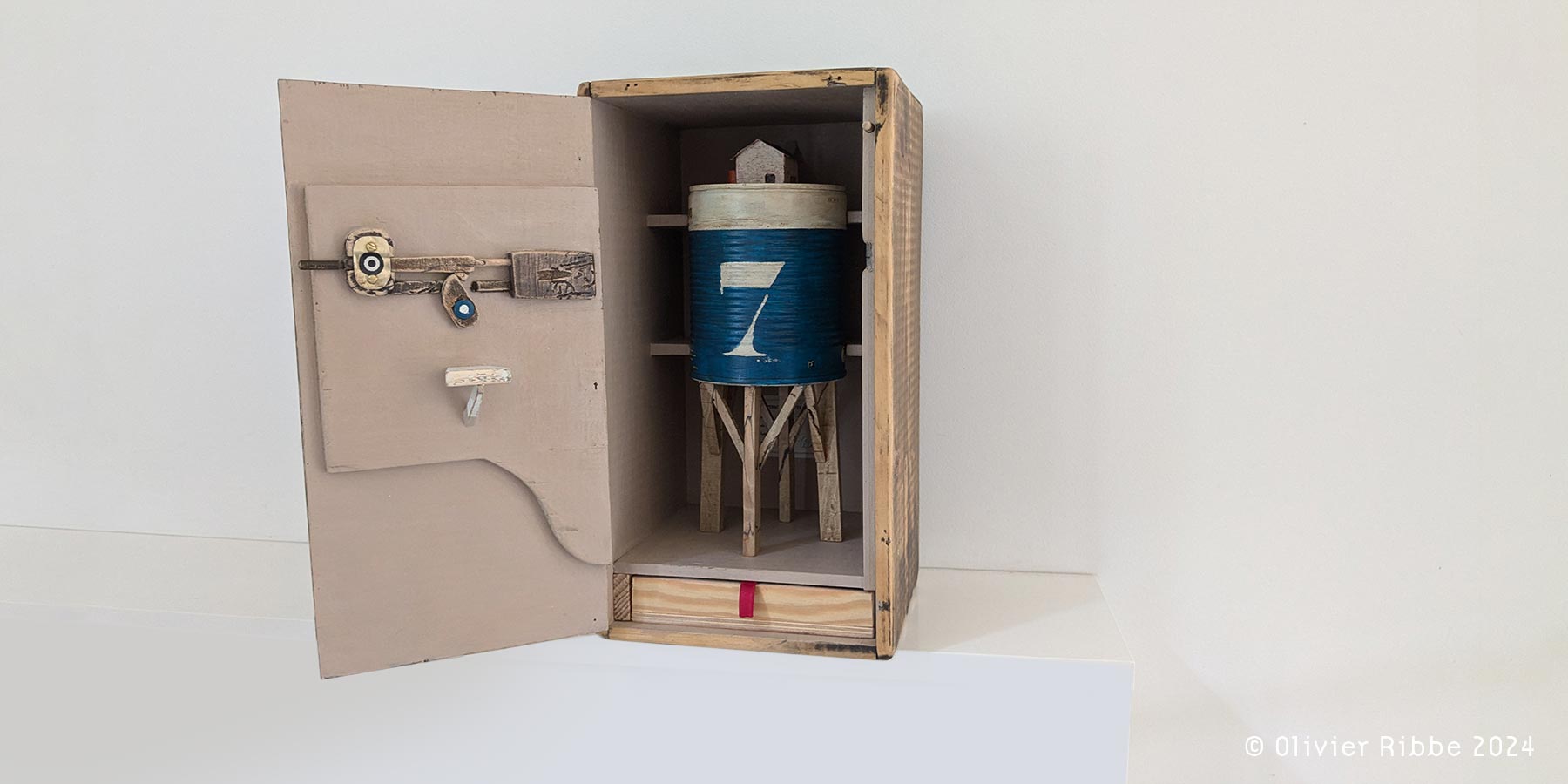 Photographie d'un objet contemporain contenu dans un étui de voyage en bois